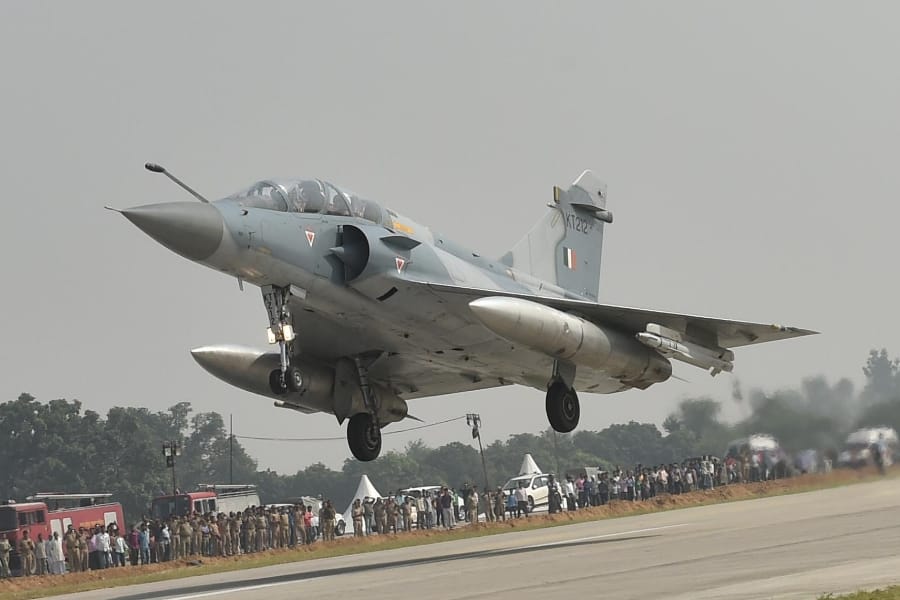 Fighter plane landed in Agra Lucknow express way