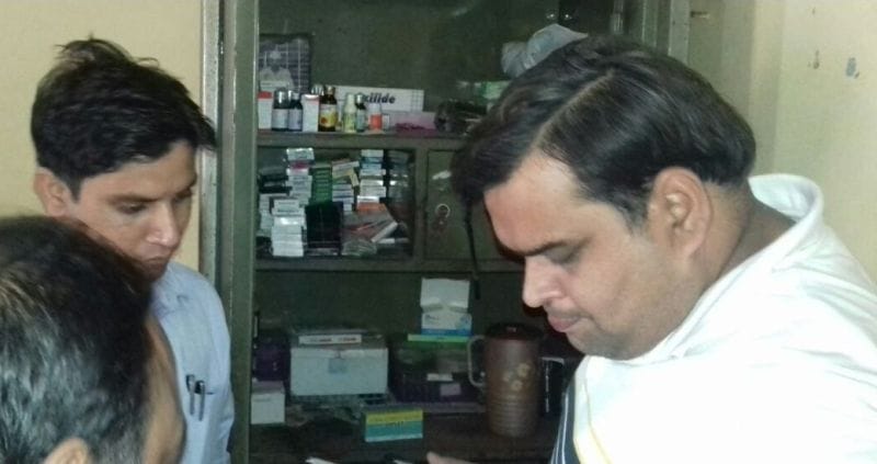 एसडीएम ने आयुर्वेदिक चिकित्सक के यहां की छापेमारी, थमाया नोटिस