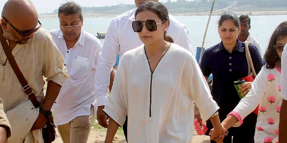 bollywood actress rani mukherjee immerse her father remains in sangam