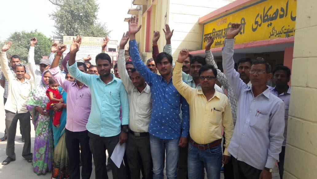 रोजगार सेवकों ने किया प्रदर्शन