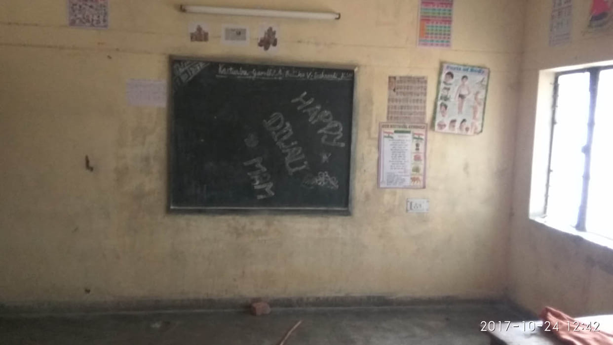 चपरासी के भरोसे विद्यालय, अध्यापिकाएं गईं घर