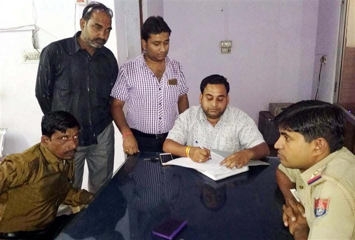 Two lakh fugitive from a grocery trader after being policeman
