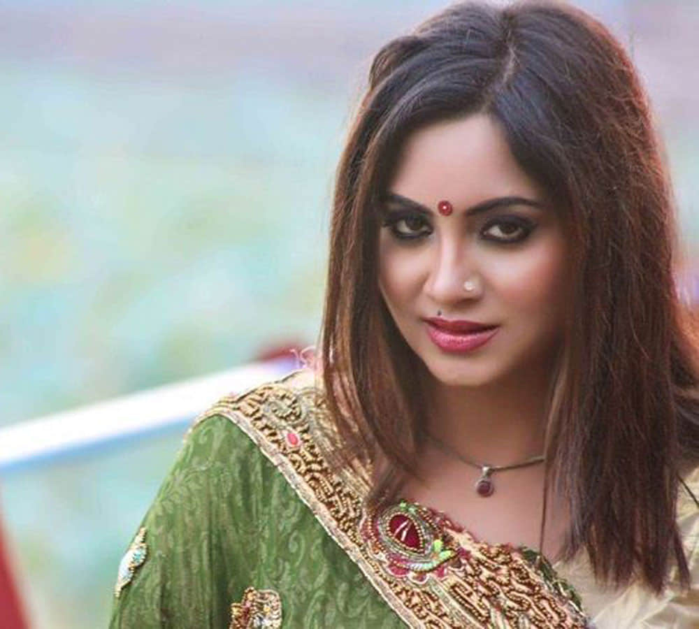 Arshi Khan has over 10 CRIMINAL cases against her and get married 50 year old man