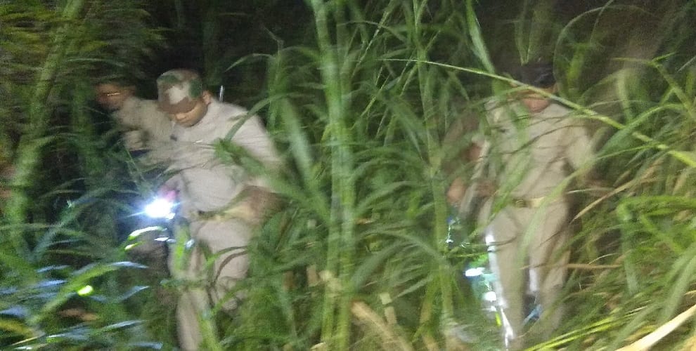 Two accused, including handcuffs, absconded from police custody, moving van