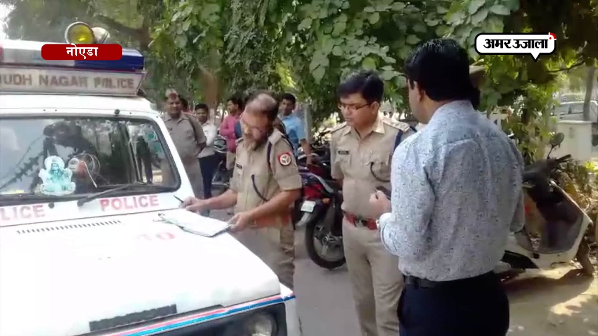 नोएडा में कैश वैन में लूट की कोशिश, गार्ड को गोली मारकर बदमाश फरार 