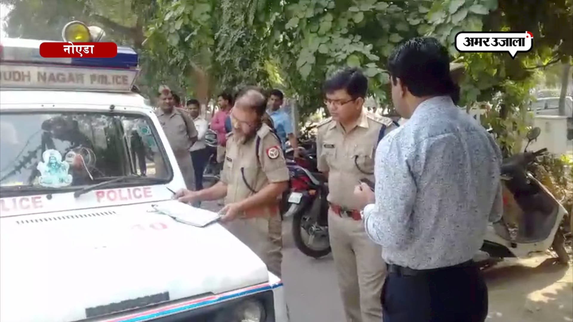 नोएडा में कैश वैन में लूट की कोशिश, गार्ड को गोली मारकर बदमाश फरार 