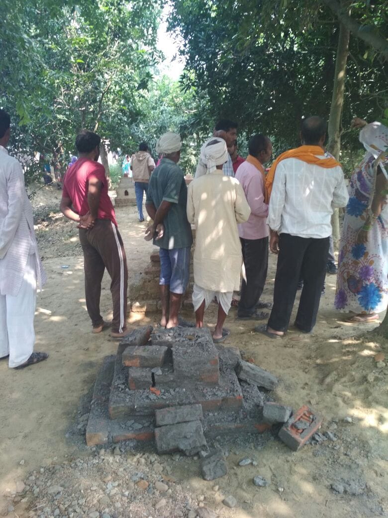 छठ वेदी तोड़ने से नाराज ग्रामीणों ने थाने का किया घेराव