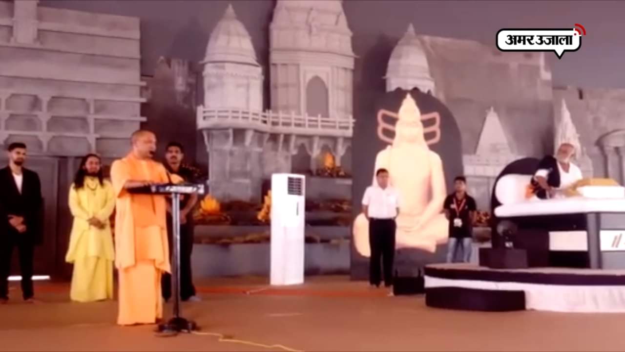 मोरारी बापू की रामकथा में काशी को सीएम योगी ने दी ये सौगात