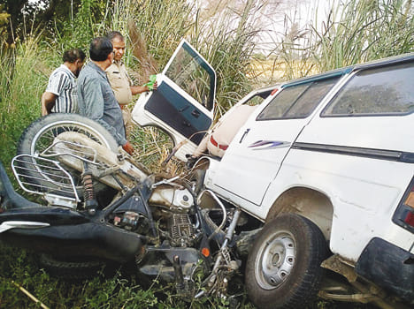 -वैन के नीचे दबी बाइक