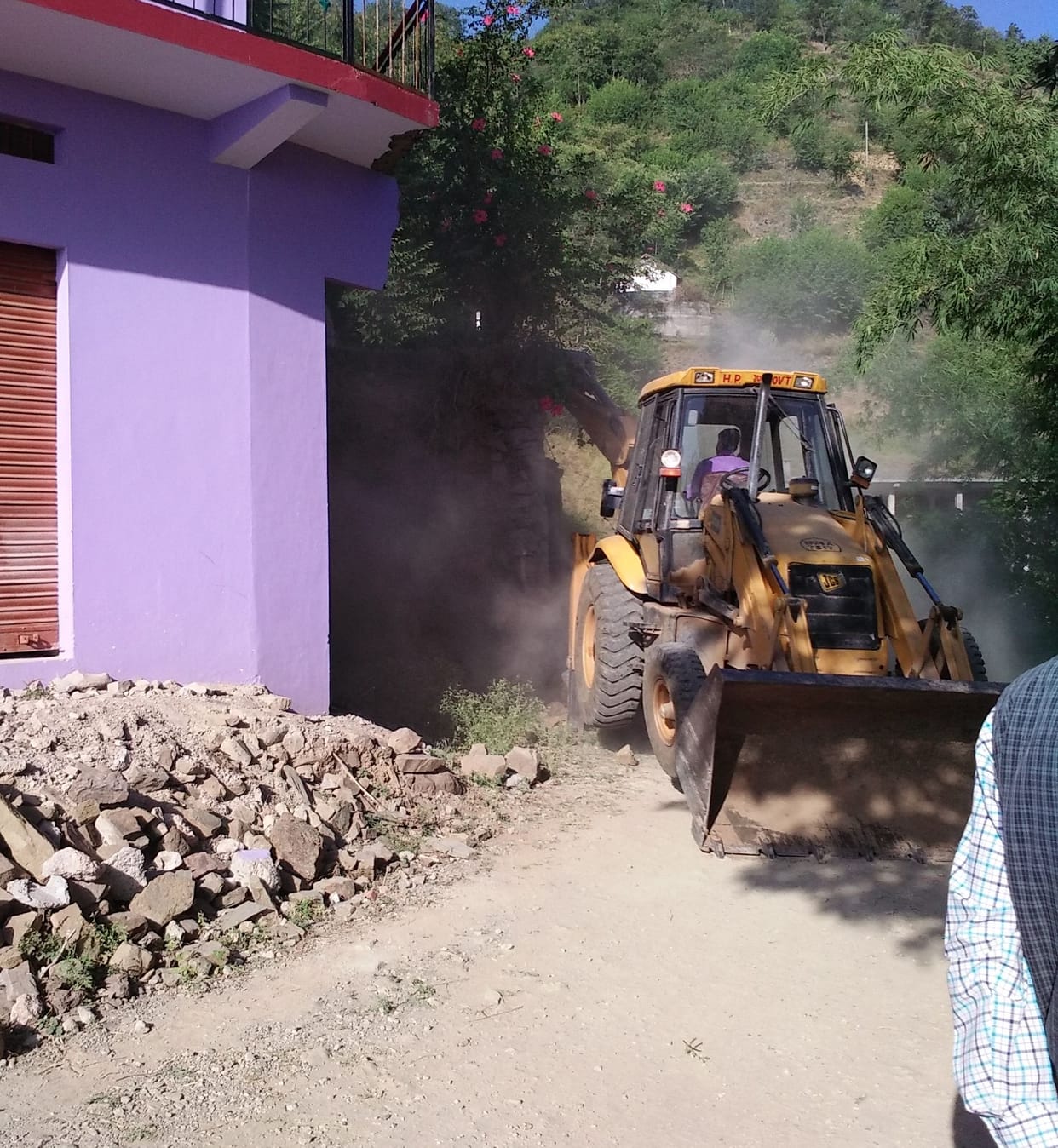 सुईं सुराड़ में वन भूमि से हटाया अवैध कब्जा