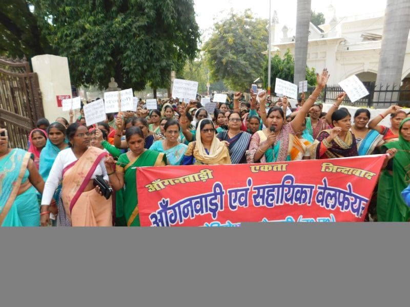 कलक्ट्रेट में गरजीं आंगनबाड़ी कार्यकर्ता