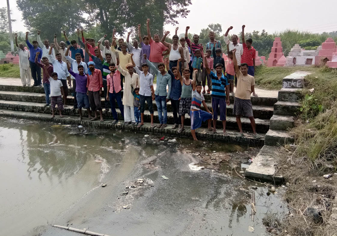 छठ घाट पर गंदगी देख ग्रामीणों का फूटा गुस्सा