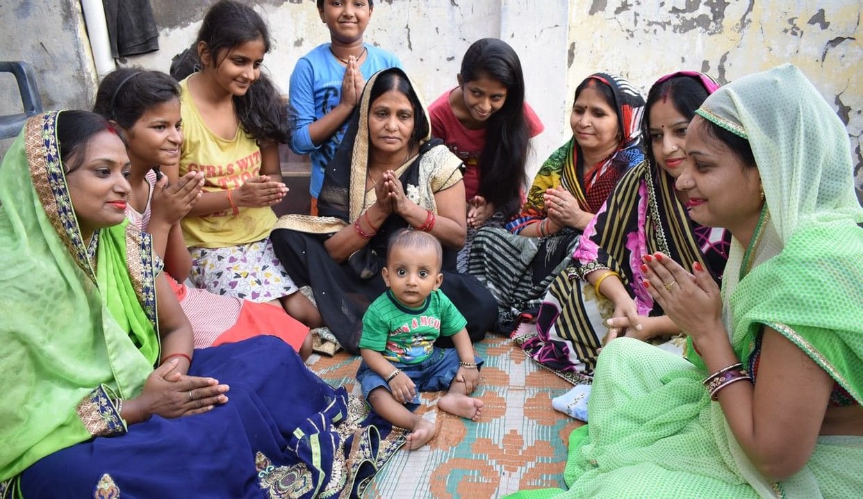 महिलाओं ने पूजन के लिए नदीं के घाट पर बनाई वेदी