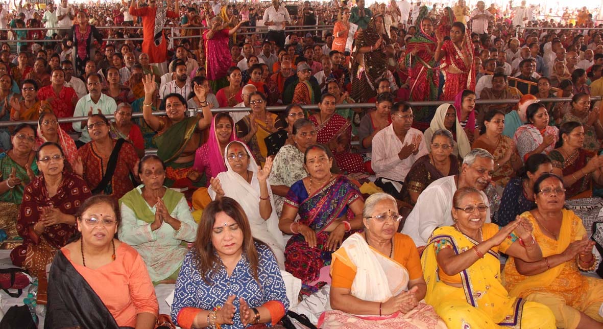 see the photos of yogi adityanath and morari bapu at manas masan