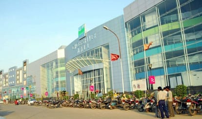 drunk woman call police of fake molestation and after that she fight with cops in delhi mall