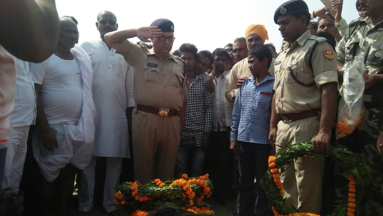 सलामी के बाद जवान का हुआ अंतिम संस्कार