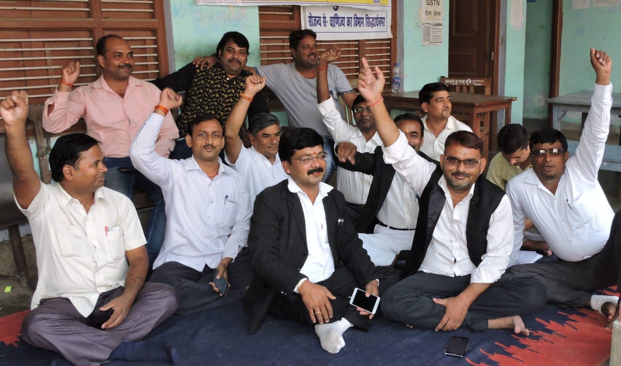 जीएसटी के विरोध में अधिवक्ता हड़ताल पर