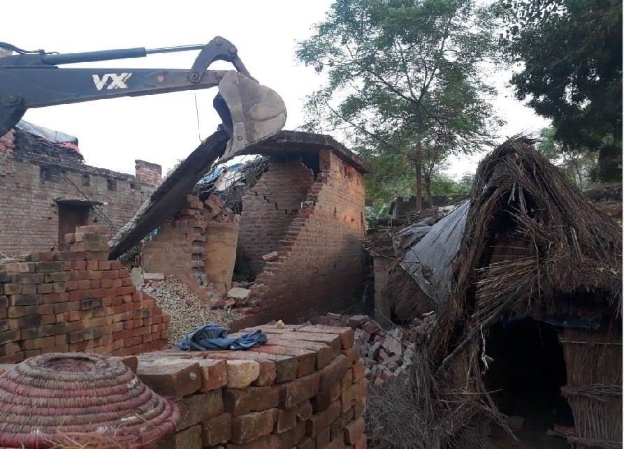 कब्जा हटवाने के दौरान झोपड़ी क्षतिग्रस्त, पथराव