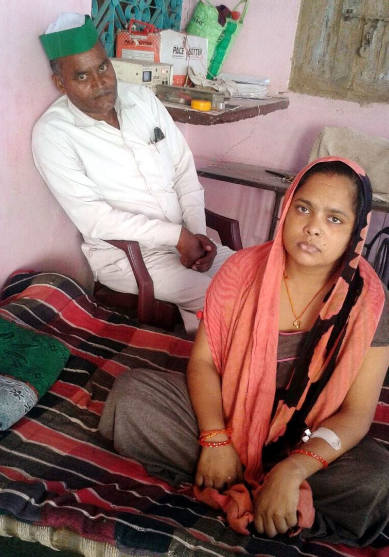 पत्नी के इलाज के लिए दर-दर भटक रहा पति