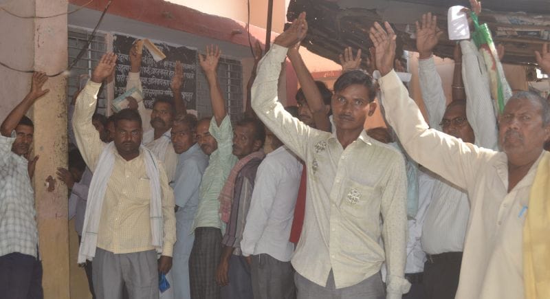 अवैध वसूली के विरोध में किसानों का प्रदर्शन