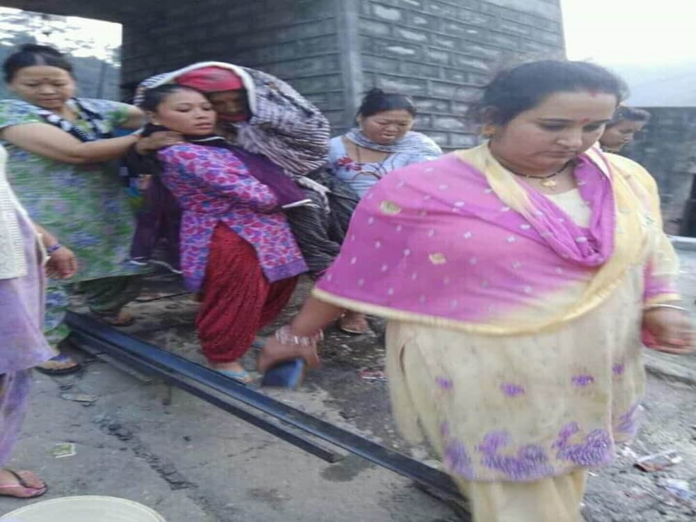 woman gave birth a girl child on bridge in Tiuni