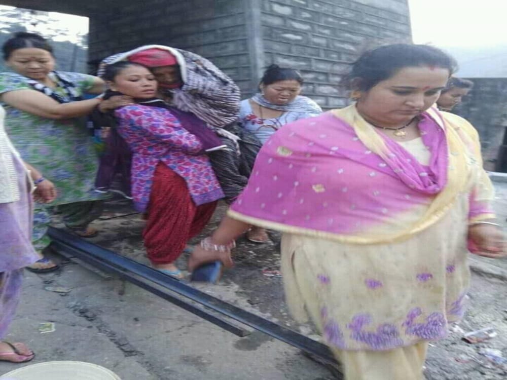 woman gave birth a girl child on bridge in Tiuni