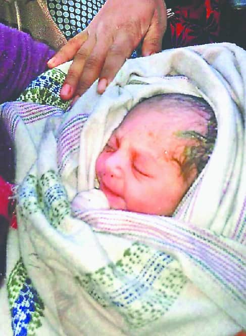 woman gave birth a girl child on bridge in Tiuni