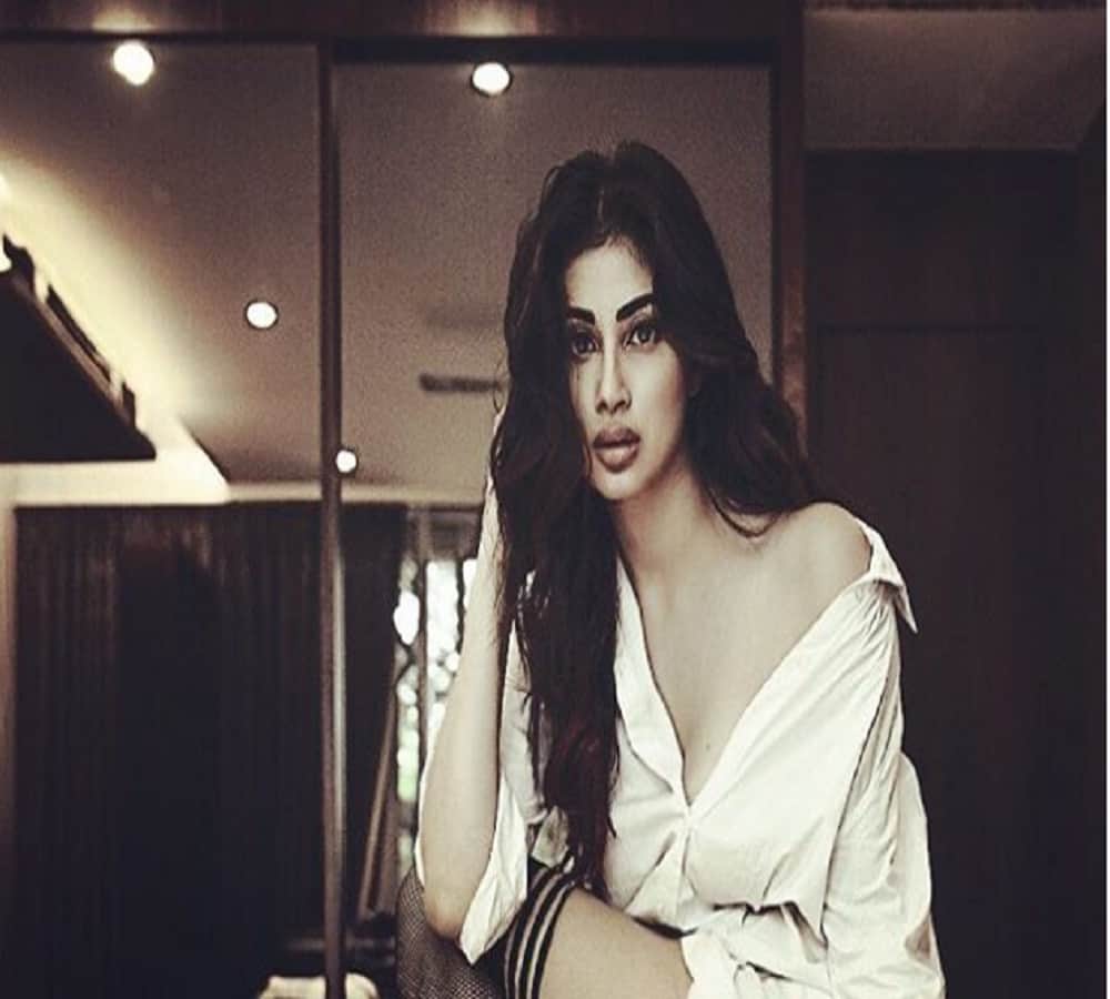 tv actress Mouni Roy fans got worried after seen her on wheelchair