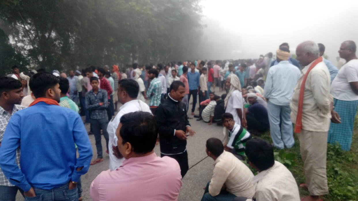 टूरिस्ट बस की चपेट में आने से तीन महिलाओं की मौत