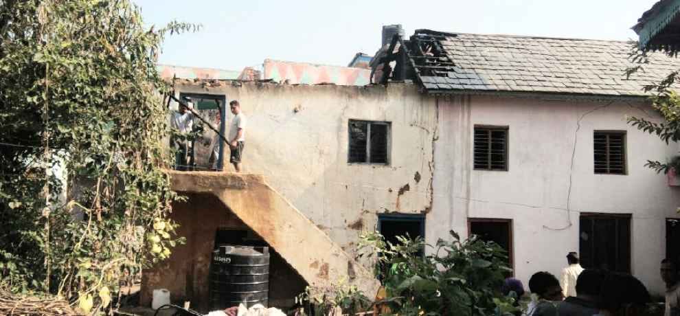 मनोह बूल्हा में दो स्लेटपोश मकान जलकर राख