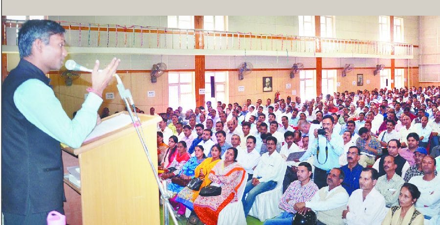 चुनाव कर्मचारियों को दिया प्रशिक्षण
