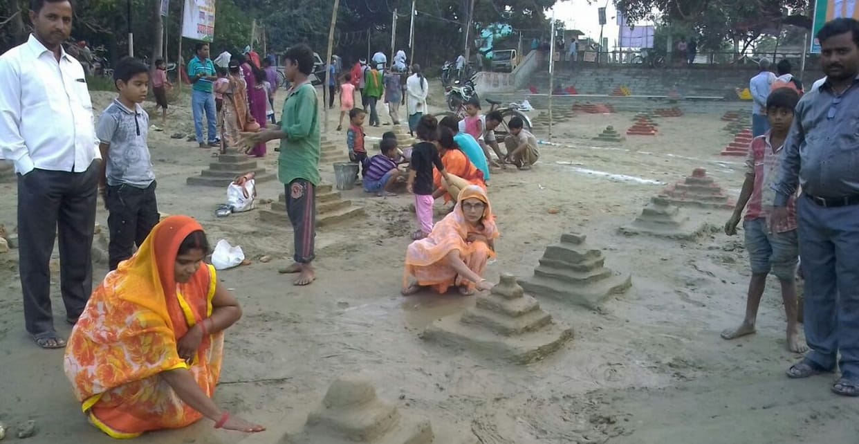 डूबते सूर्य को आज अर्घ्य देंगी महिलाएं