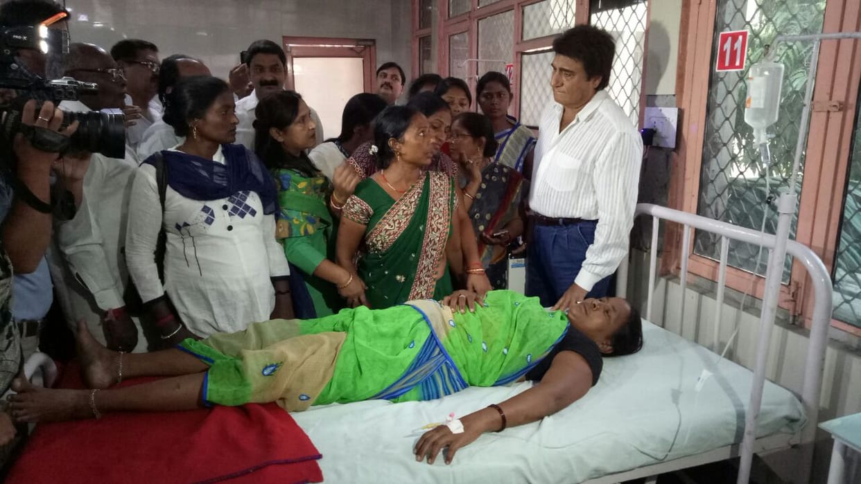 Raj Babbar meets to anganbadi activists in hospital in Lucknow.