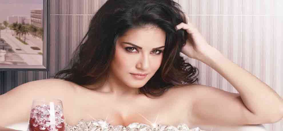 SUNNY LEONE HOSTS A NEW FITNESS SHOW AND DO EXERCISE IN TV