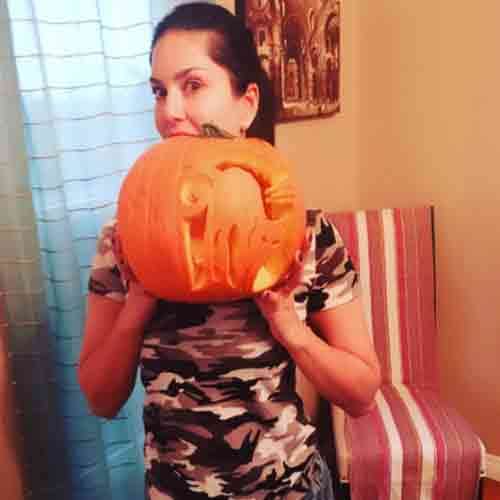 SUNNY LEONE HOSTS A NEW FITNESS SHOW AND DO EXERCISE IN TV