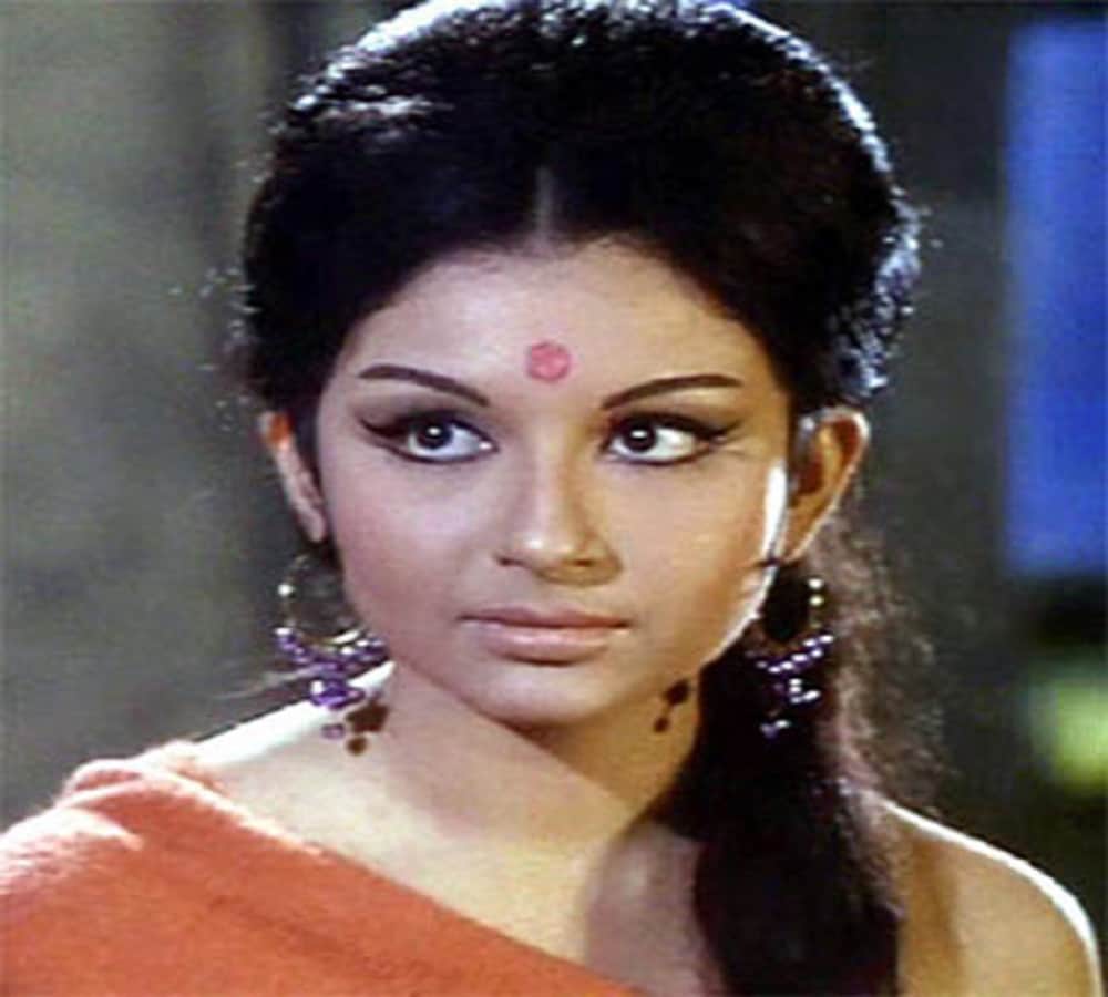 actrress sharmila tagore said helen had more role than me while receiving award