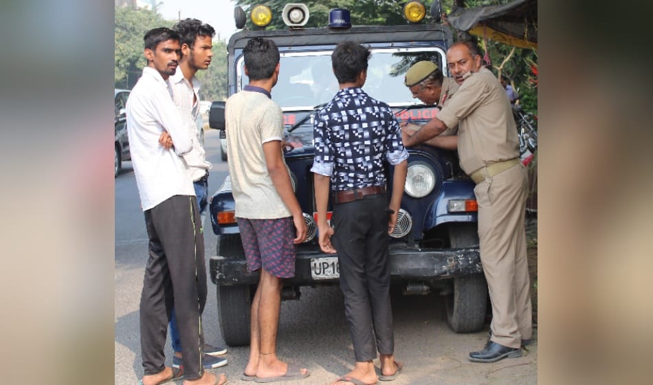 two man caught by ghaziabad police who eloped after looting bag from spice mall noida