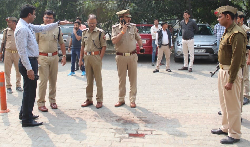two man caught by ghaziabad police who eloped after looting bag from spice mall noida