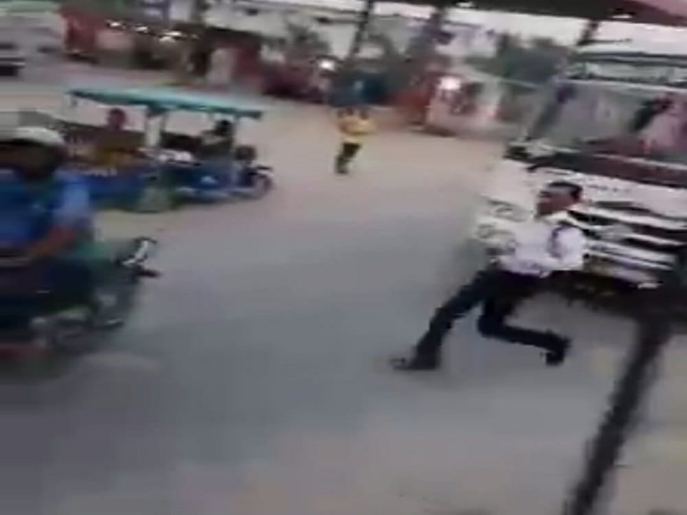 traffic police constable video viral after taking bribe in rudrapur