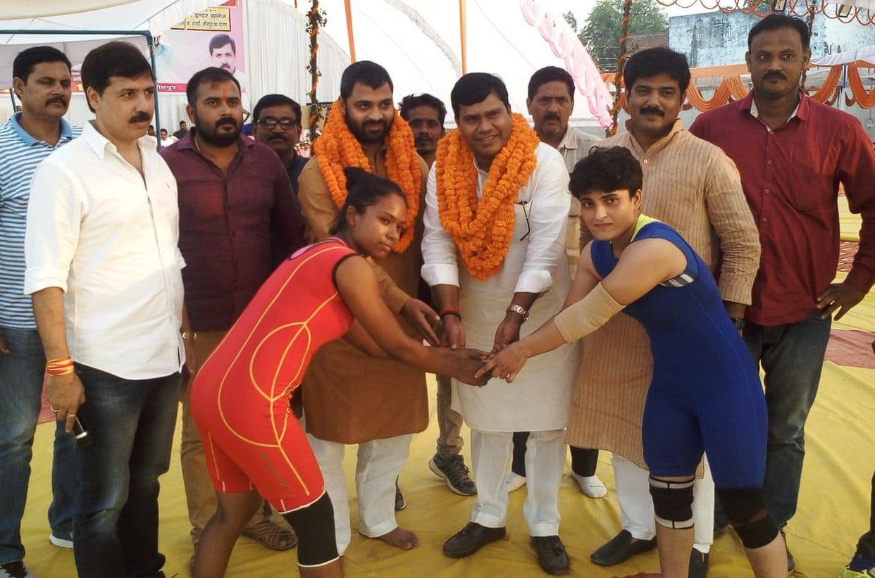 जौनपुर के संदीप ने वाराणसी के सुनील को पटखनी दे जीता गोल्ड