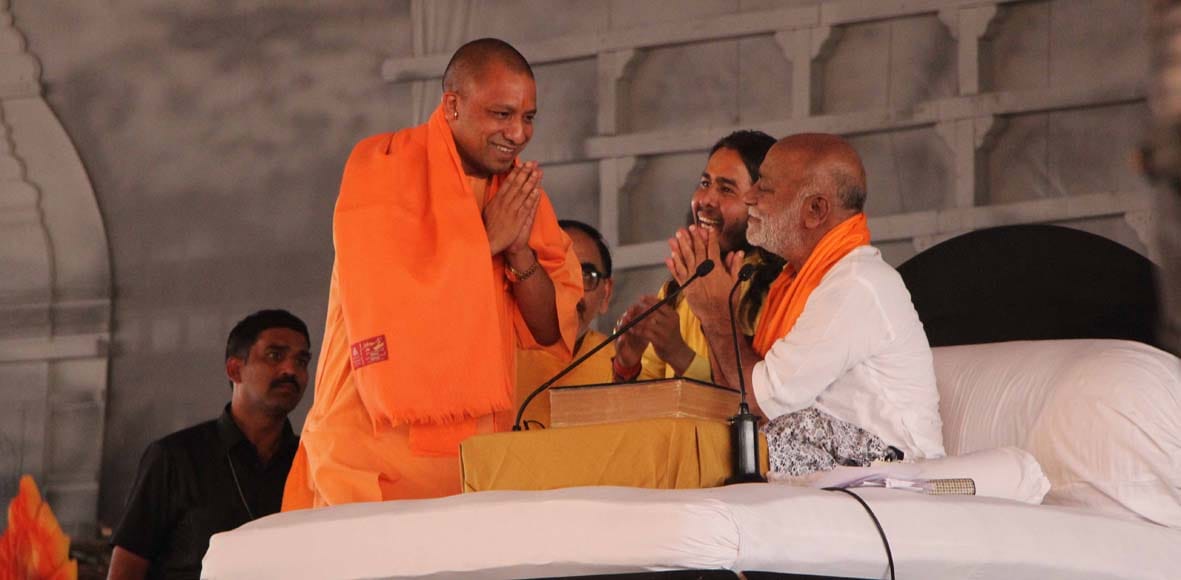 see the photos of yogi adityanath and morari bapu at manas masan