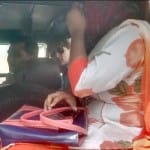 होटल से पकड़े जोड़े को ले जाती पुलिस