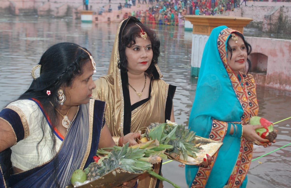 डूबते सूर्य को व्रती महिलाओं ने दिया अर्घ्य