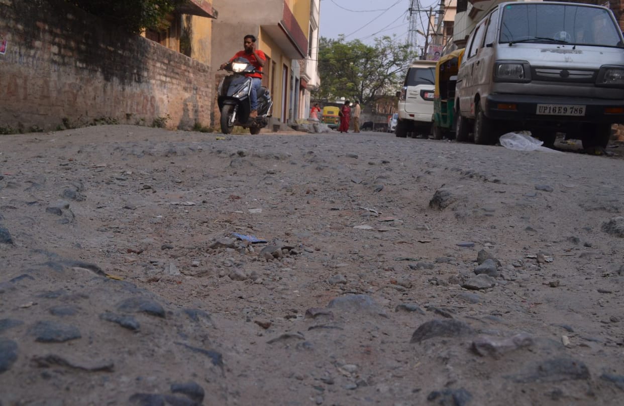 शहर की 60 फीसदी सड़कें क्षतिग्रस्त