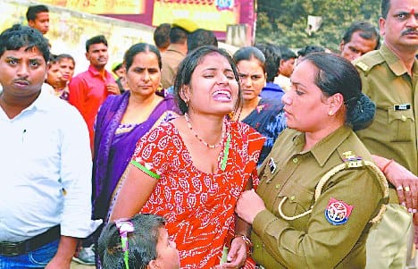 Masum came under the truck wheels by spraying her mother's lap