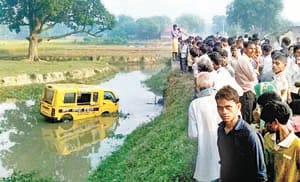 Many children injured in school van nullah