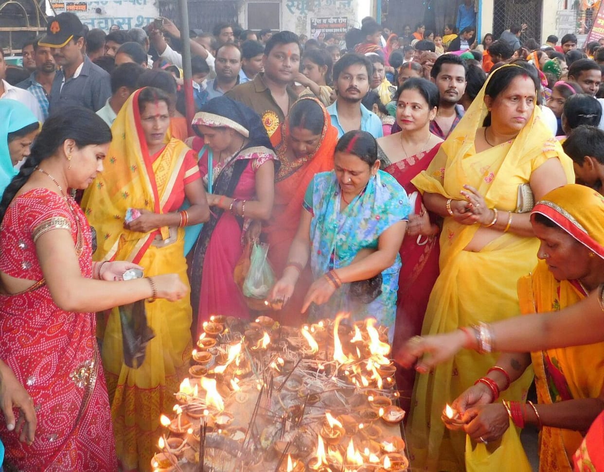 अटूट आस्था के साथ डूबते हुए सूर्य को दिया अर्घ्य