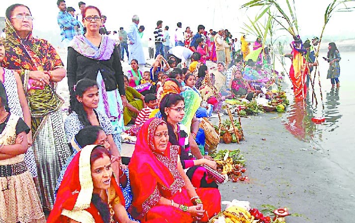 people fasting worshiped the sun on chath occasion