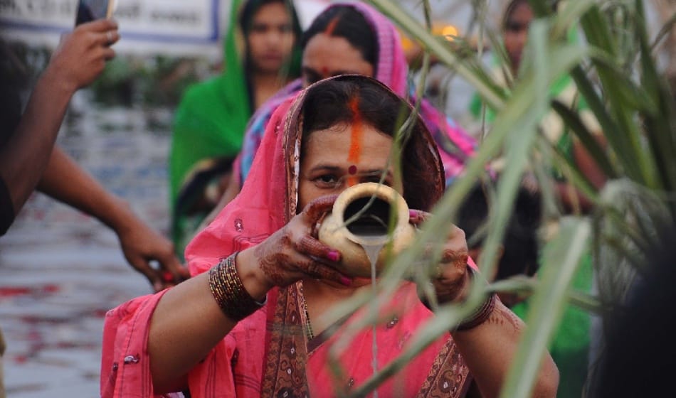 ladies worshiped the drowning sun for chhath