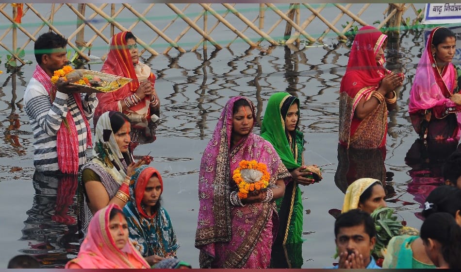 ladies worshiped the drowning sun for chhath